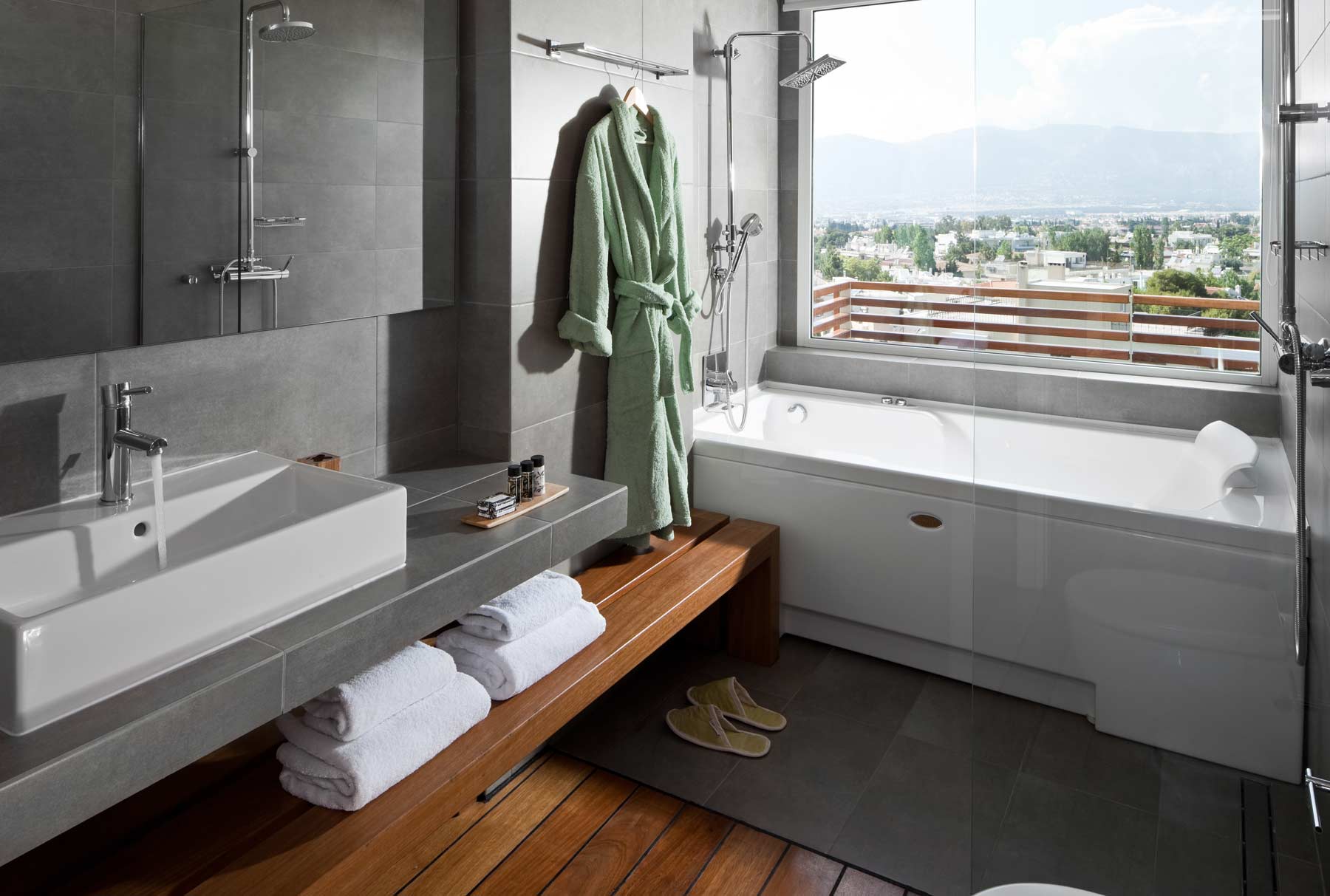 suite bathroom